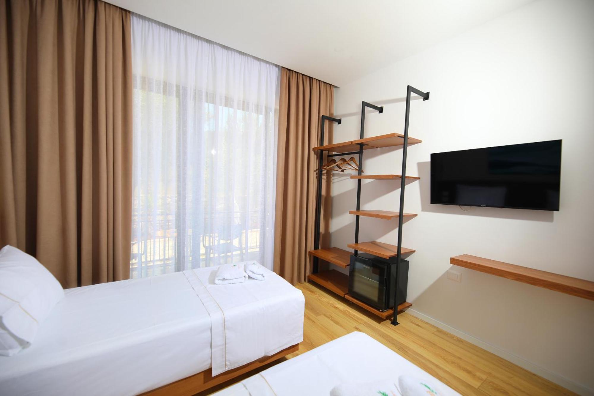Mezzanine Bay Hotel Himare Ngoại thất bức ảnh